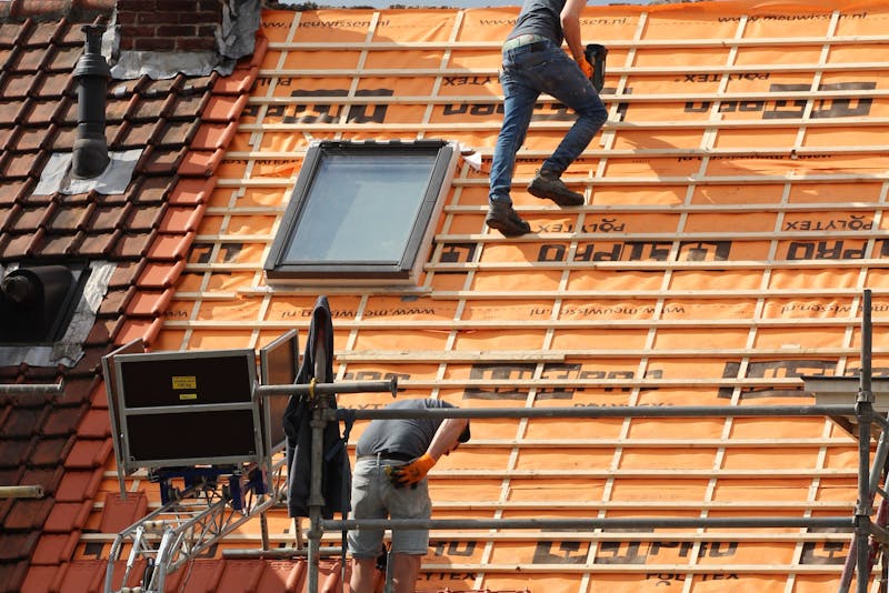 roofers working